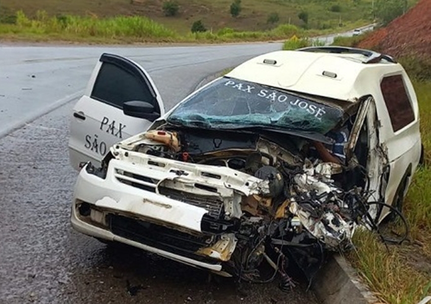 Motorista de carro funerário morre em batida com caminhão na BR-101, no sul da Bahia