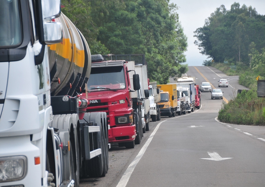 Após aumento do diesel, caminhoneiros da Bahia ameaçam greve