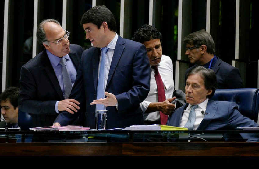 Senadores articulam revogar o afastamento do senador Aécio Neves