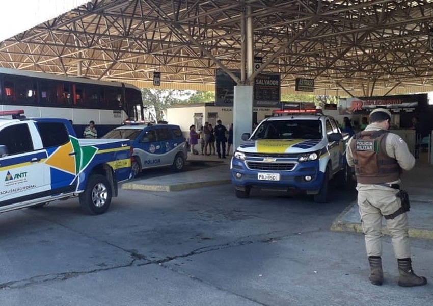 Com pneus 'carecas', ônibus clandestino que levava passageiros é apreendido em Juazeiro