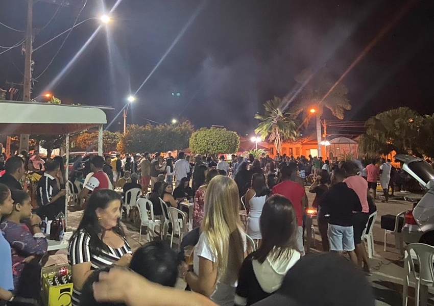 Jussiape: Moradores de Caraguataí se aglomeram em festa ao ar livre
