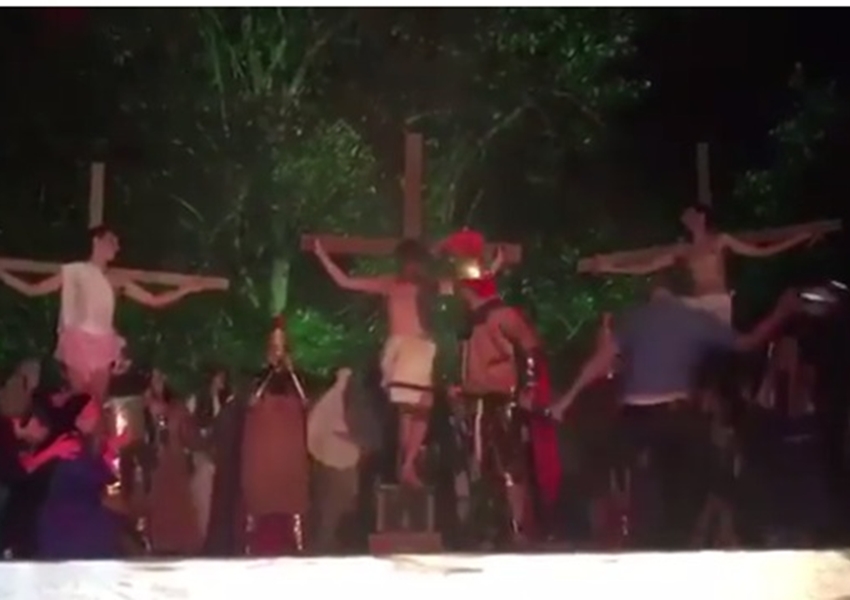 Homem invade  encenação de Paixão de Cristo para 'salvar Jesus' e agride ator com capacete