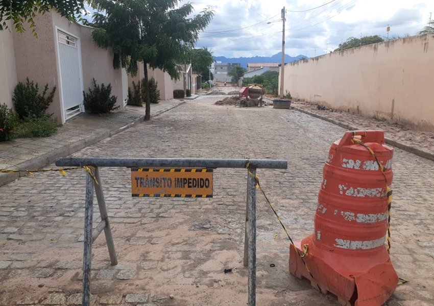Prefeitura de Livramento pavimenta ruas no Bairro Santa Cruz