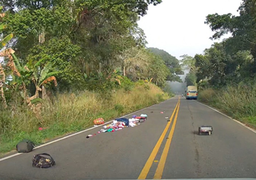 Bagagens de passageiros caem de ônibus na rodovia Ipiaú-Ibirataia