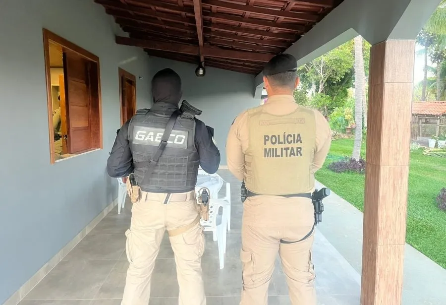 Tenente-coronel investigado por corrupção e ligação com grupo miliciano é alvo de operação na Bahia