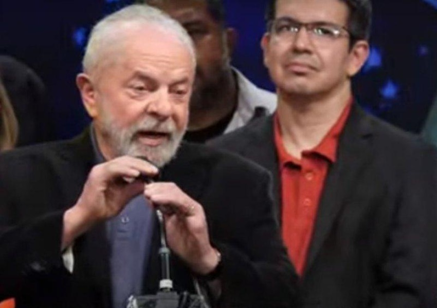 'A luta continua até a vitória final', diz Lula em primeiro discurso após apuração