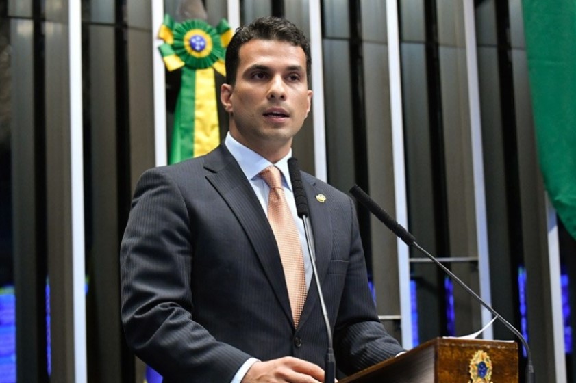 Carro oficial do Senado busca mulher em academia de luxo em Brasília