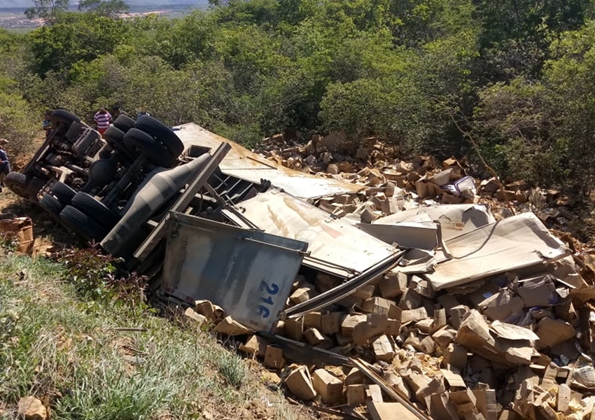 Motorista morre após caminhão baú tombar na BA-142 em Ituaçu 