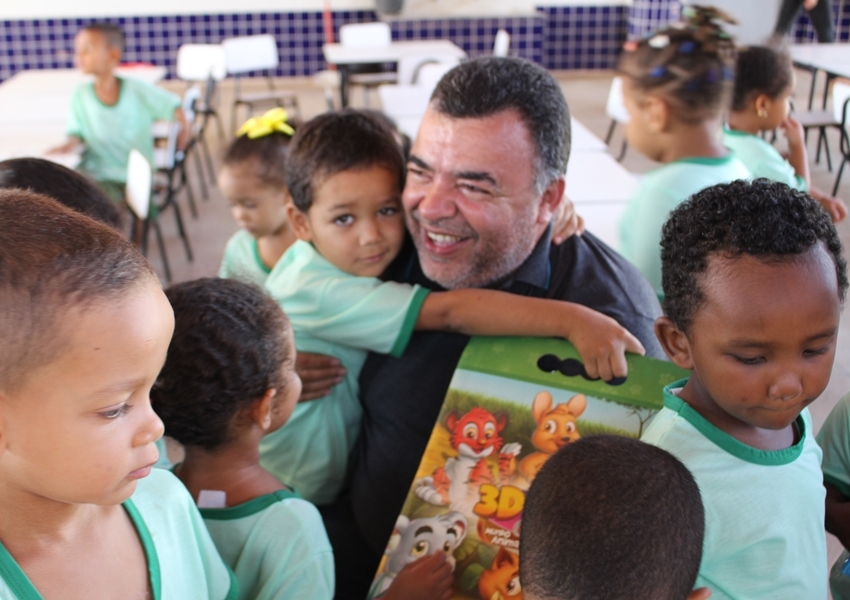 Prefeito de Livramento Ricardinho Ribeiro entrega uniformes escolares nas creches