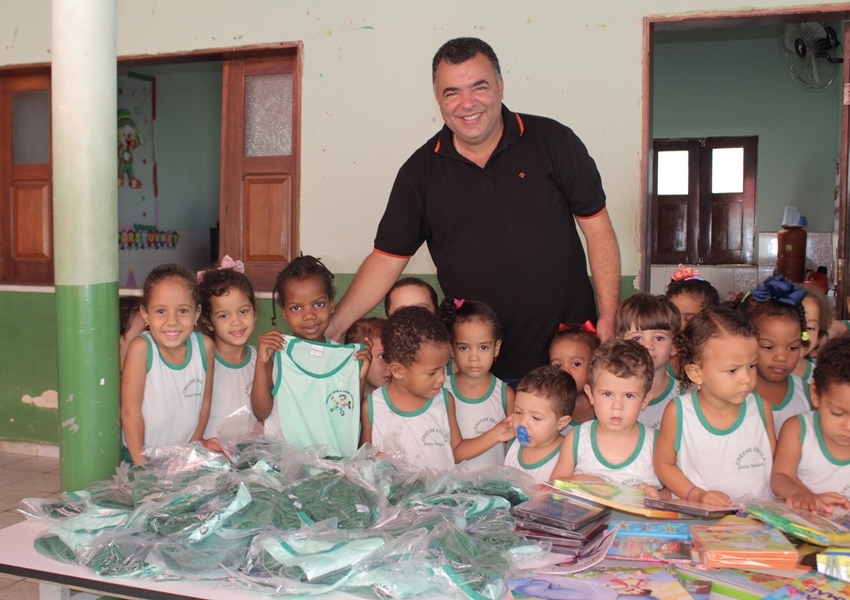 Prefeito de Livramento Ricardinho Ribeiro entrega uniformes escolares nas creches