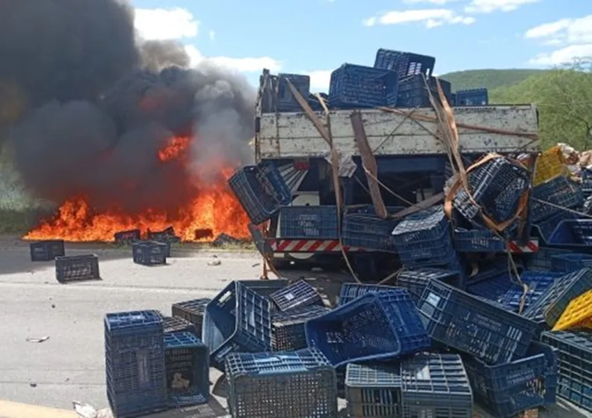 Colisão entre carretas provoca incêndio e deixa dois mortos na BR-116
