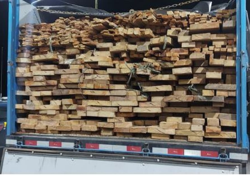 Polícia Rodoviária Federal apreende carga de madeira ilegal em Barreiras