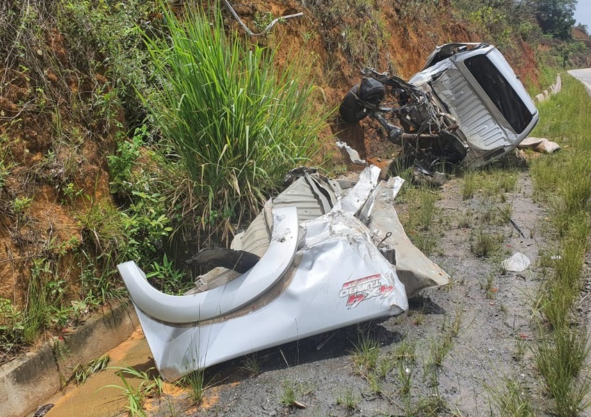 Motorista sai ileso e caminhonete fica destruída após bater em caminhão em Itabela no extremo sul da Bahia