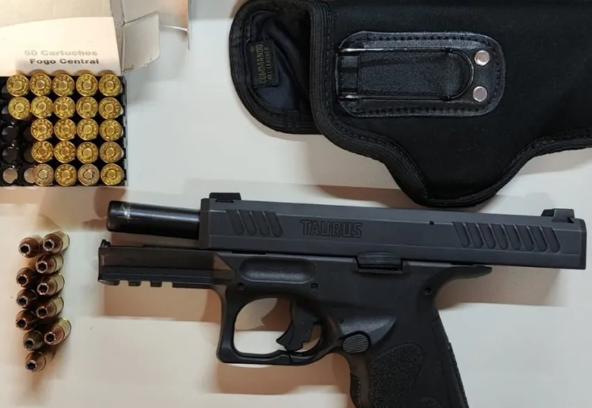 PM apreende pistola e munições durante cumprimento de mandado em Macaúbas