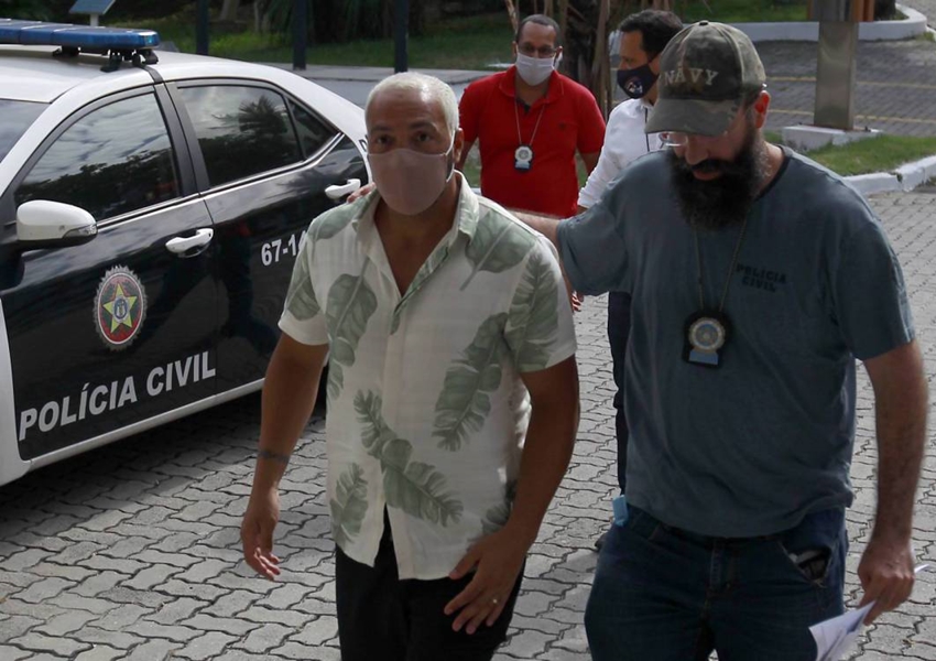 Belo é preso por show em escola no Rio de Janeiro durante a pandemia
