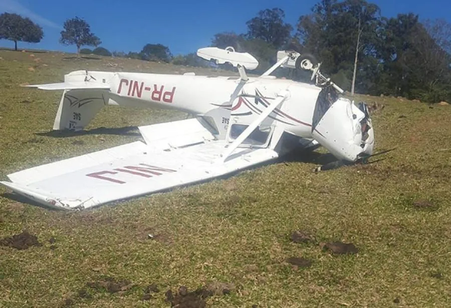 Avião de pequeno porte capota após pouso de emergência em Jundiaí