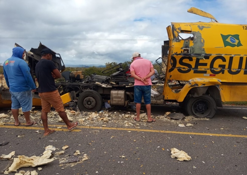 Carro-forte parte ao meio após ser explodido em tentativa de assalto na Bahia