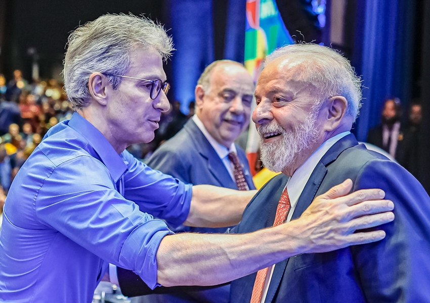 Governador de Minas Gerais é vaiado durante anúncio de investimentos com a presença de Lula