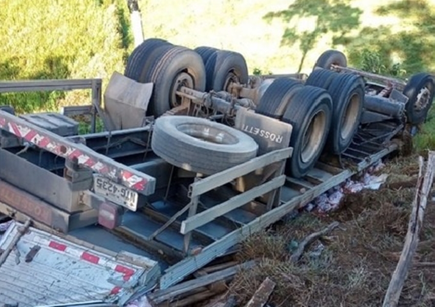 Caminhão com alimentos tomba na 'Ladeira da Morte' e mata dois moradores de Jequié