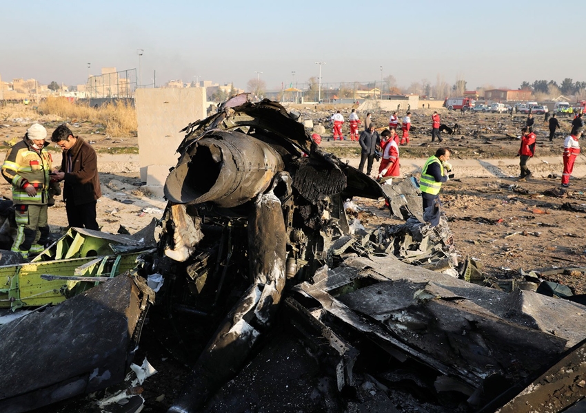 Boeing com 176 pessoas a bordo cai no Irã logo após decolagem