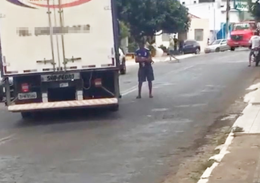 Perigo no trânsito: homem se coloca a frente de veículos no Centro de Livramento