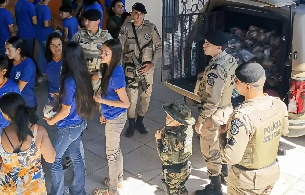 Polícia Militar promove ação social com alunos em Ituaçu