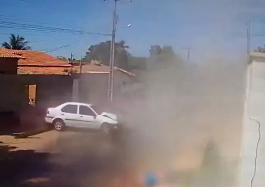 Motorista é arremessado de carro após perder controle da direção do veículo e bater no muro de uma casa em Livramento