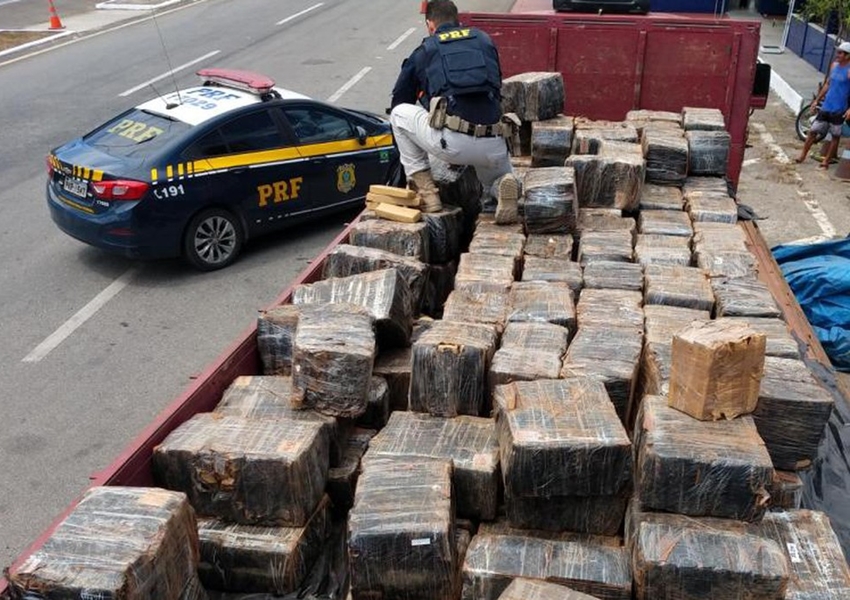 Jequié: Carga com mais de 3 toneladas de maconha é apreendida escondida em caminhão