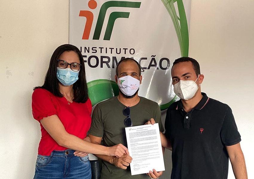 Prefeito de Ituaçu assina termo de cooperação entre Prefeitura e Instituo Formação