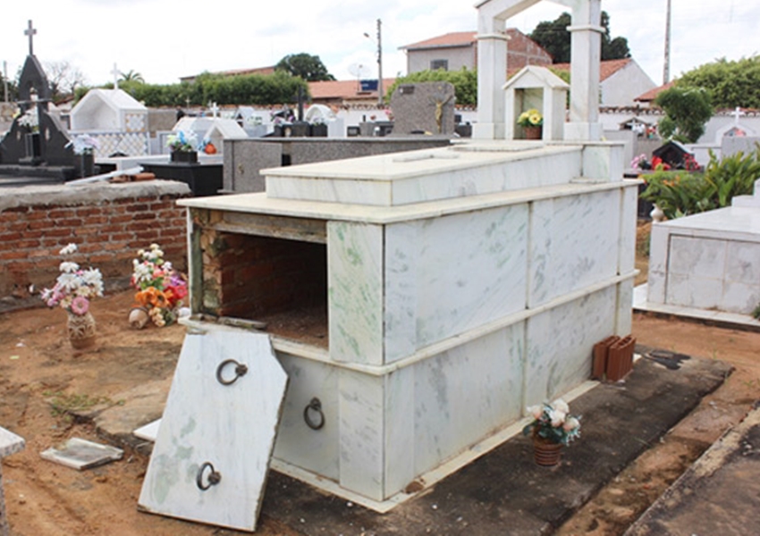 Túmulos do cemitério de Livramento de Nossa Senhora foram arrombados