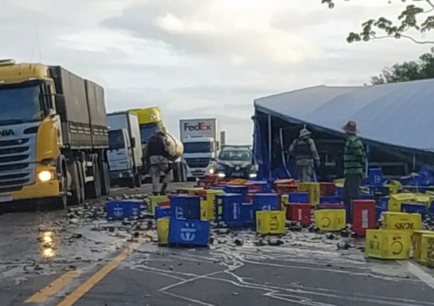 Batida frontal entre carreta e caminhão-baú deixa mortos e feridos em rodovia da Bahia