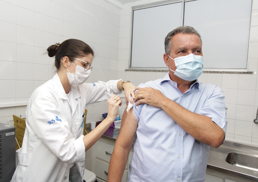 Rui Costa recebe a primeira dose da vacina contra a Covid-19