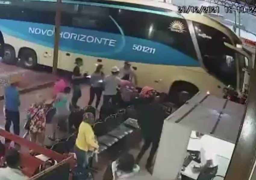 Ônibus invade rodoviária e avança sobre passageiros; vídeo