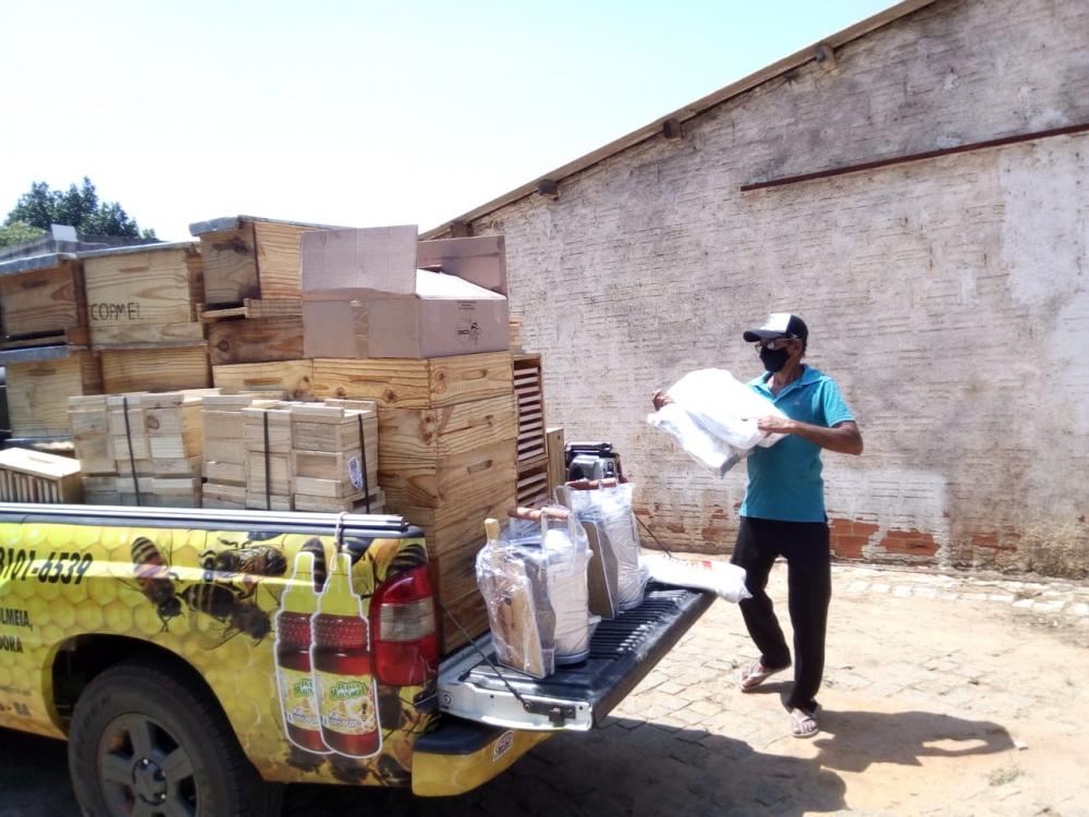 Apicultores de Licínio de Almeida recebem equipamentos para aumentar e aprimorar a produção de mel