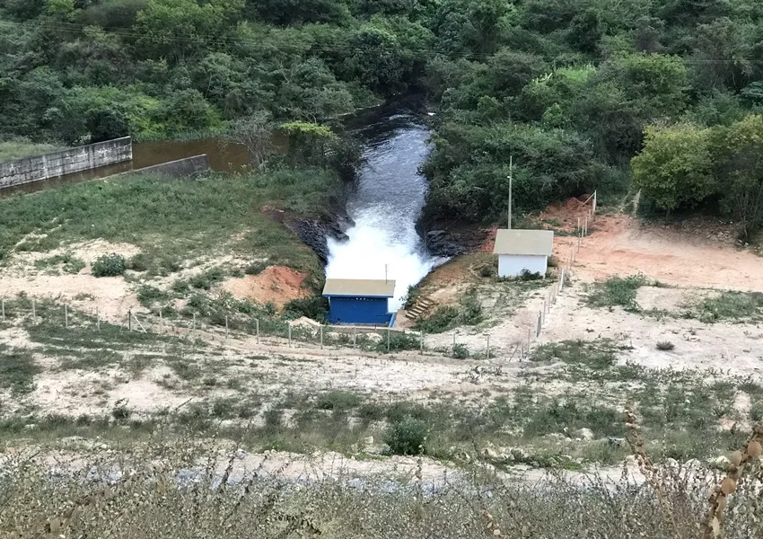 Barragem Luiz Vieira inicia liberação de 800 mil m³ de água para ribeirinhos de Livramento e Dom Basílio