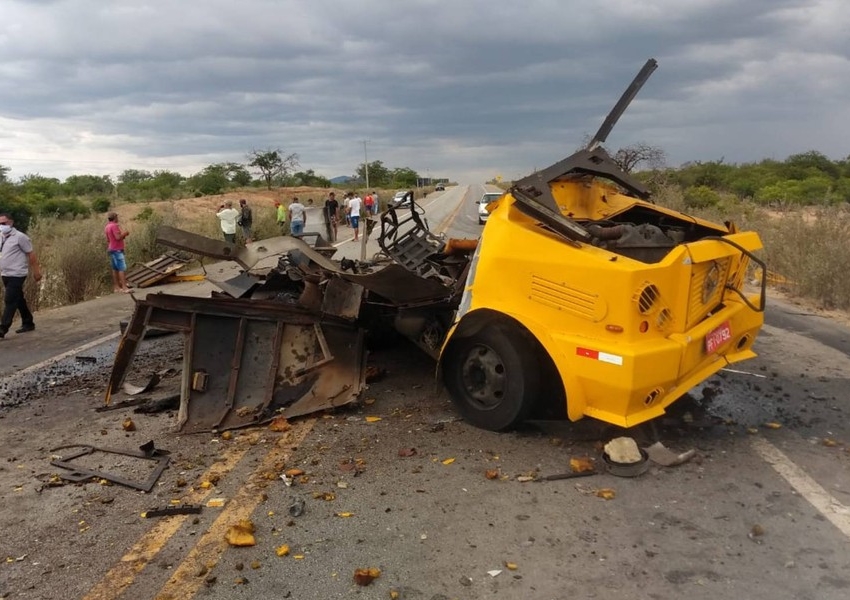 Bandidos armados atacam e explodem carro-forte em rodovia do norte da Bahia