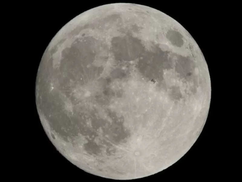 Fenômeno da 'Lua Cheia Rosa' poderá ser observado pelos brasileiros nesta terça-feira