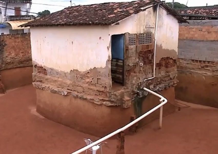 Idosas escavam terreno com colher por oito anos e deixam casa ‘ilhada’ em Maceió