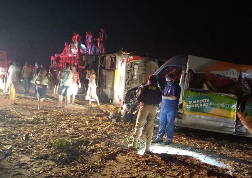 Acidente com caminhão, ônibus e van deixa 12 mortos no sul da Bahia