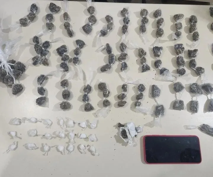 Polícia apreende drogas em ginásio esportivo de Paramirim e prende suspeito