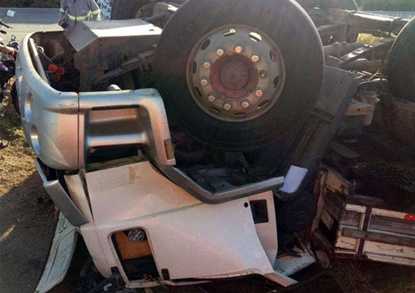  Brumado: Motorista morre após caminhão tombar na rotatória da BR-030