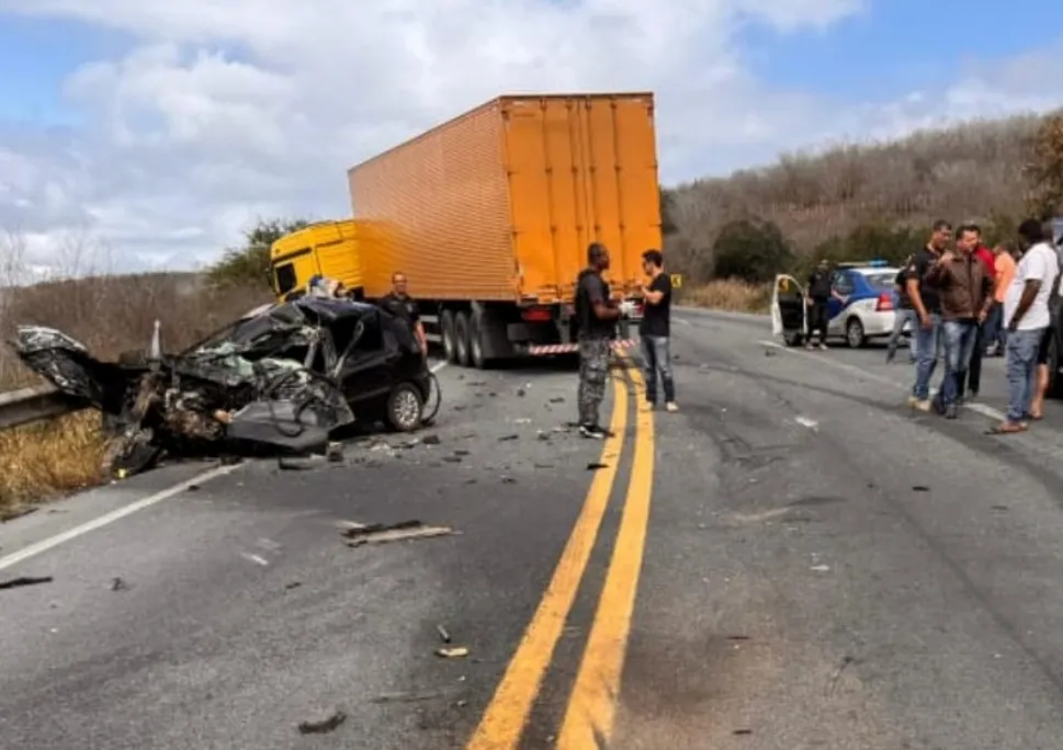 Homem morre em colisão com carreta na BR-116 em Nova Itarana