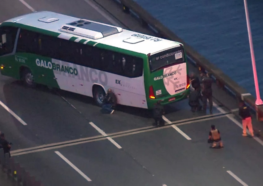Homem armado faz reféns em ônibus no Rio de Janeiro
