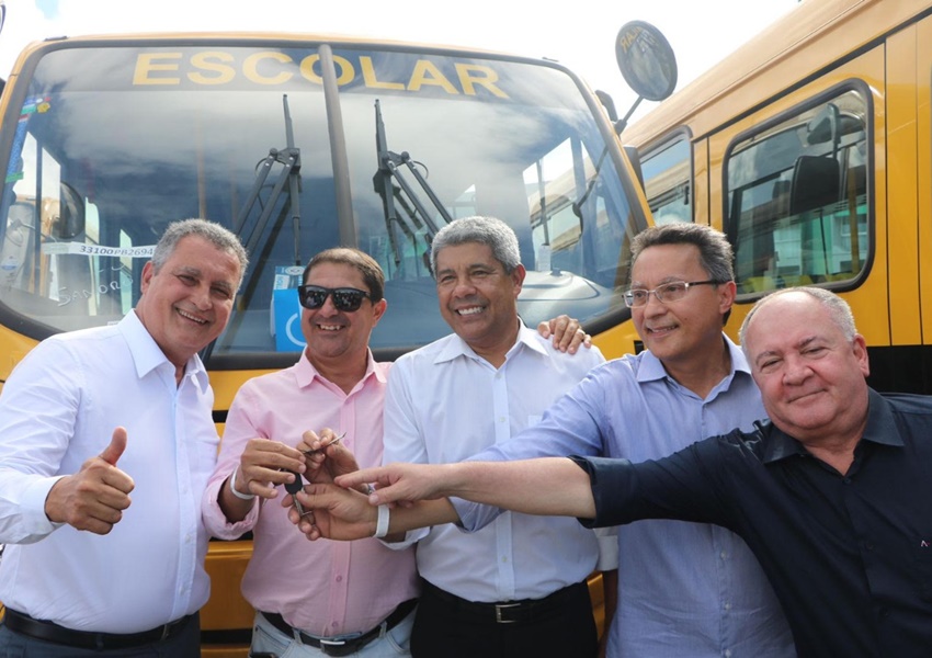 Graças ao esforço de Ivana Bastos municípios recebem ônibus escolares