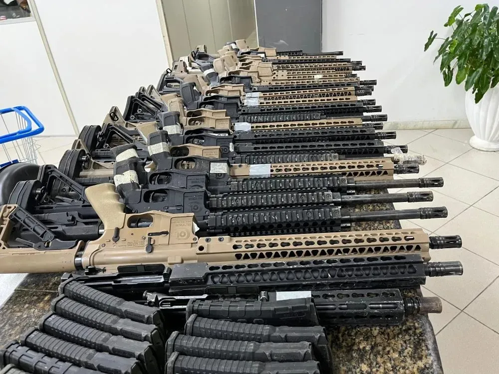 Caseiro é preso após sítio ser usado como depósito de armas e drogas