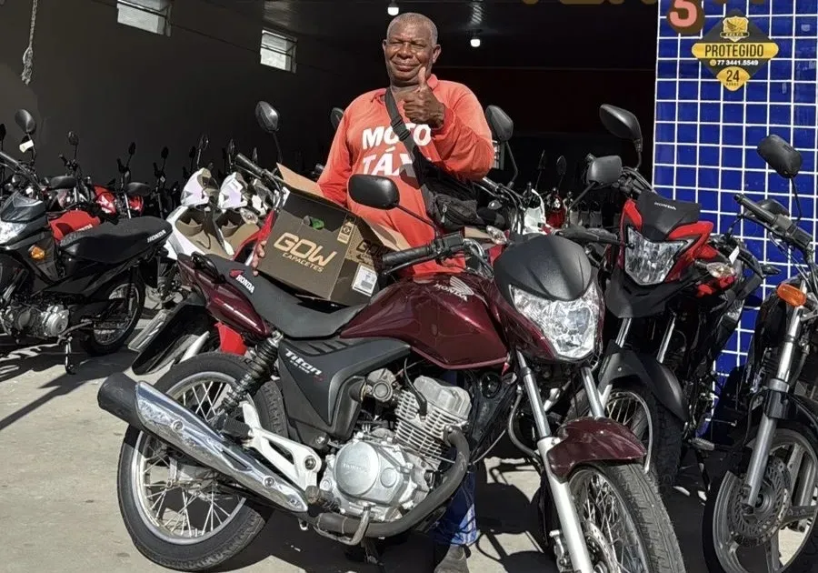 Mototaxista tem moto destruída por incêndio e recebe nova doação do prefeito de Brumado