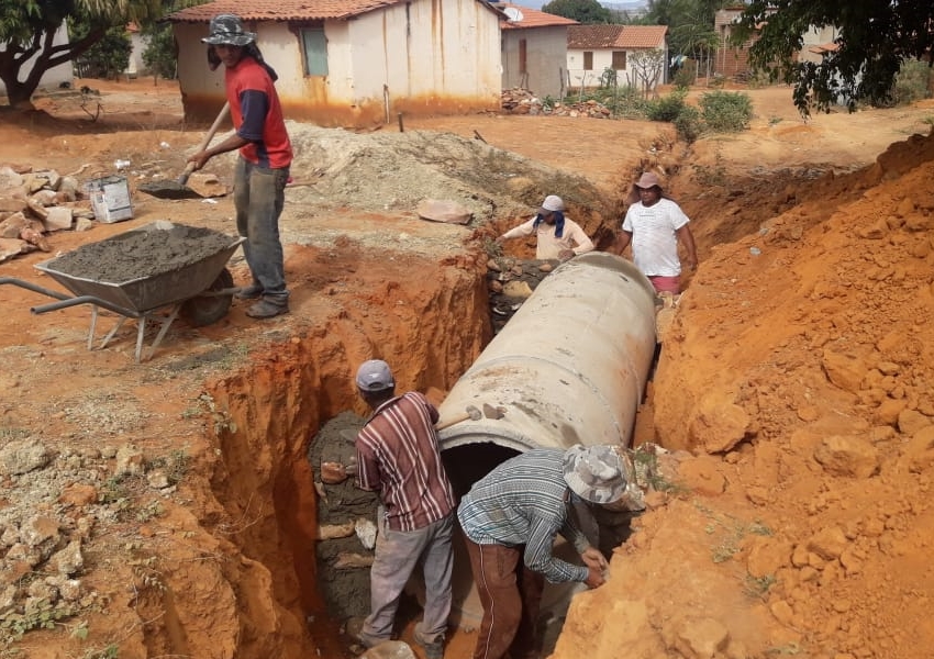 Livramento: Prefeitura realiza serviços de canalização e drenagem em riacho na comunidade de Amola Faca
