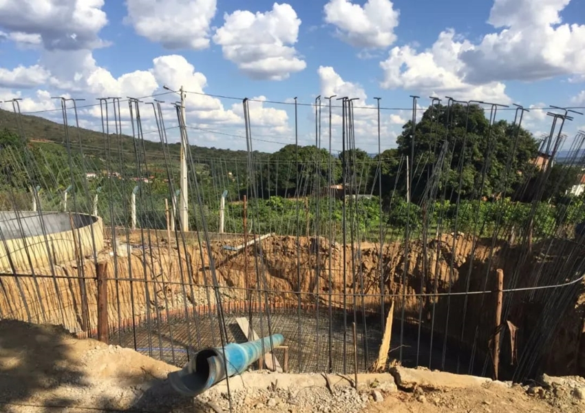 Reservatório que armazenará a água que abastecerá a Adutora de Iguatemi começa ser concretado