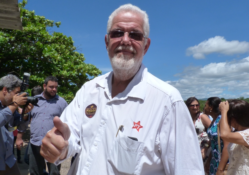 Livramento: Deputado Federal Jorge Solla destina retroescavadeira para agricultores da zona rural