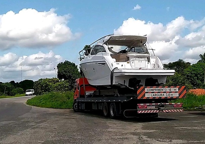 Durante ronda, PRF flagra motorista transportando lancha de forma irregular na BR 101 em Alagoinhas